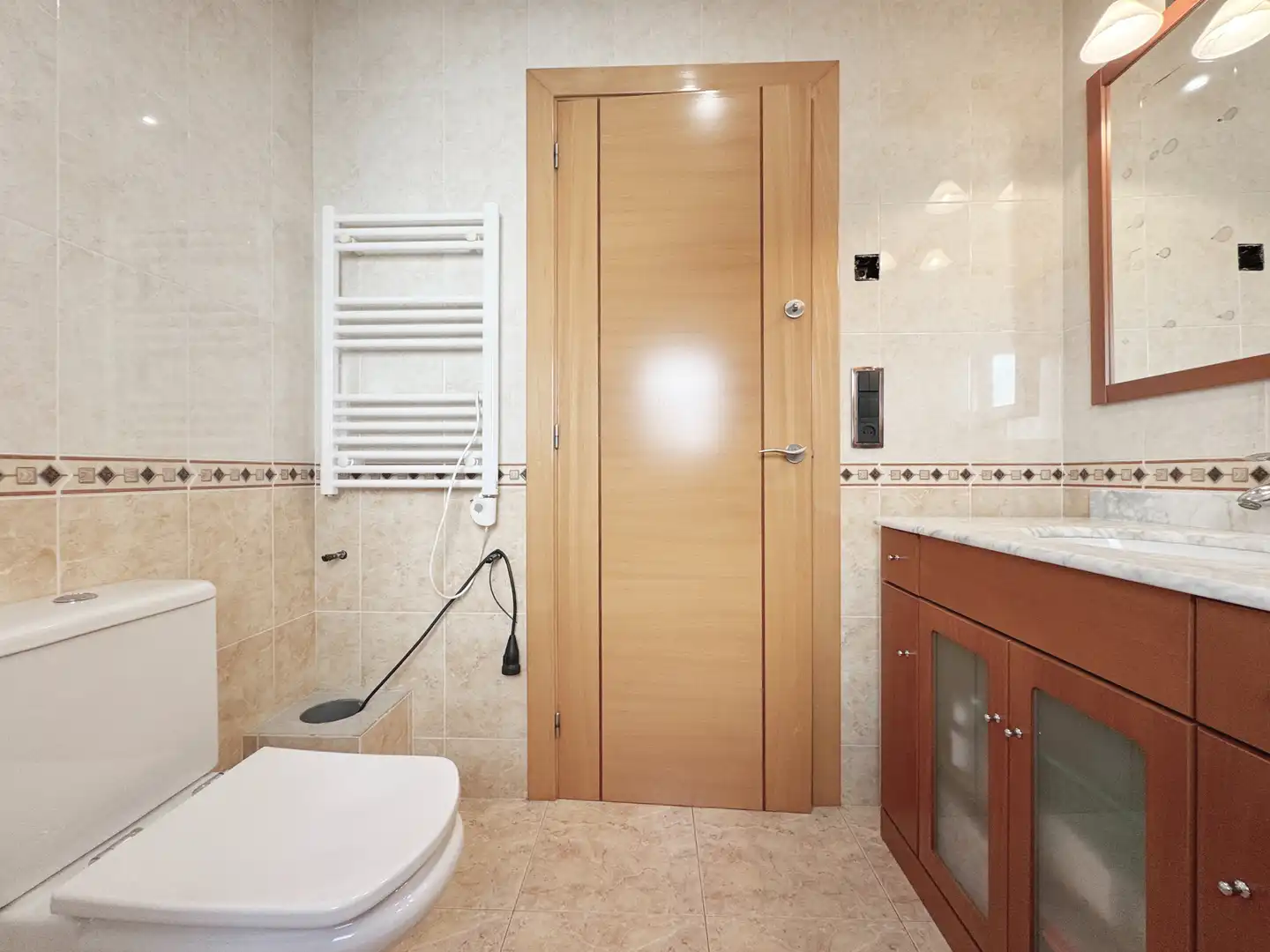 Badezimmer von Einfamilien-Reihenhaus zum Verkauf in L'Escala mit Klimaanlage und Terrasse