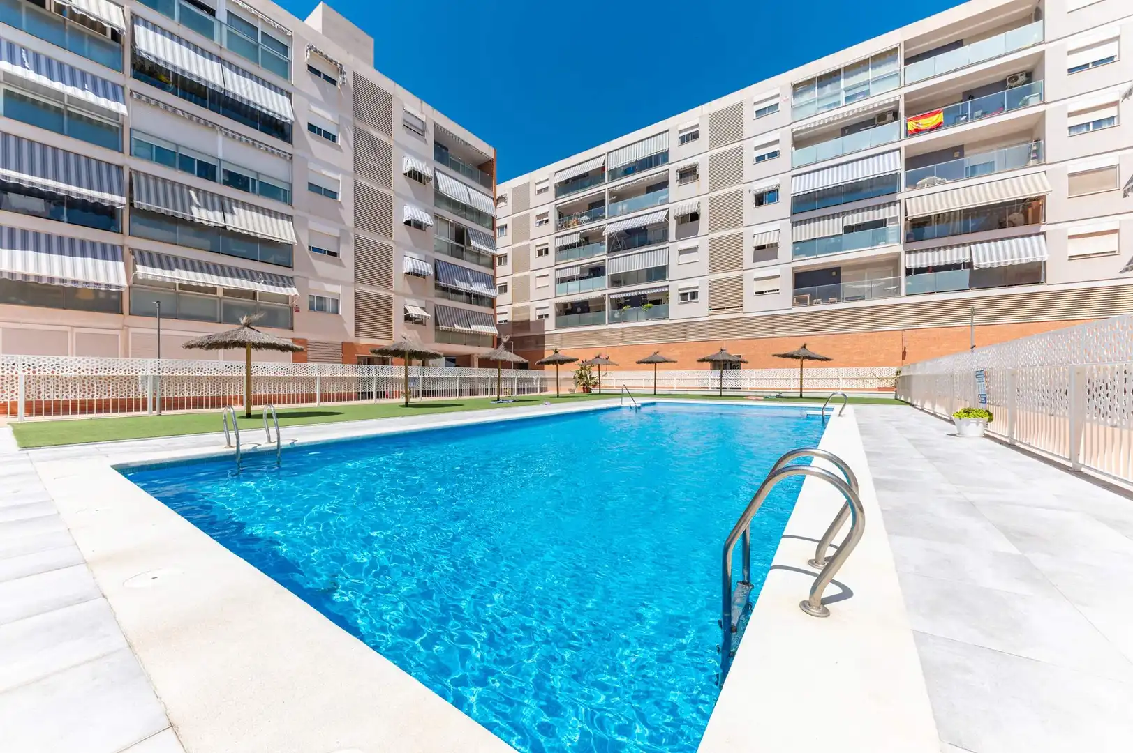 Piscina de Pis en venda en Alicante / Alacant amb Aire condicionat, Calefacció i Traster