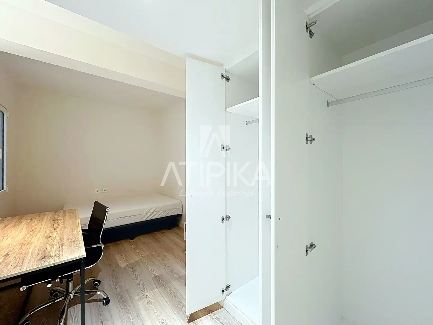 Schlafzimmer von Wohnung zum Verkauf in Barcelona mit Klimaanlage, Parkett und Balkon