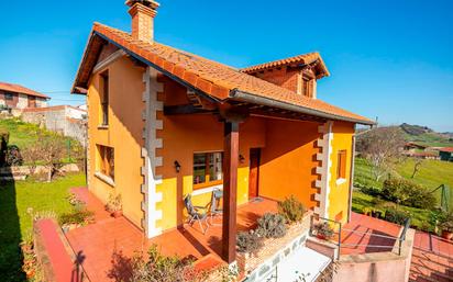 Außenansicht von Haus oder Chalet zum verkauf in San Vicente de la Barquera mit Terrasse und Balkon