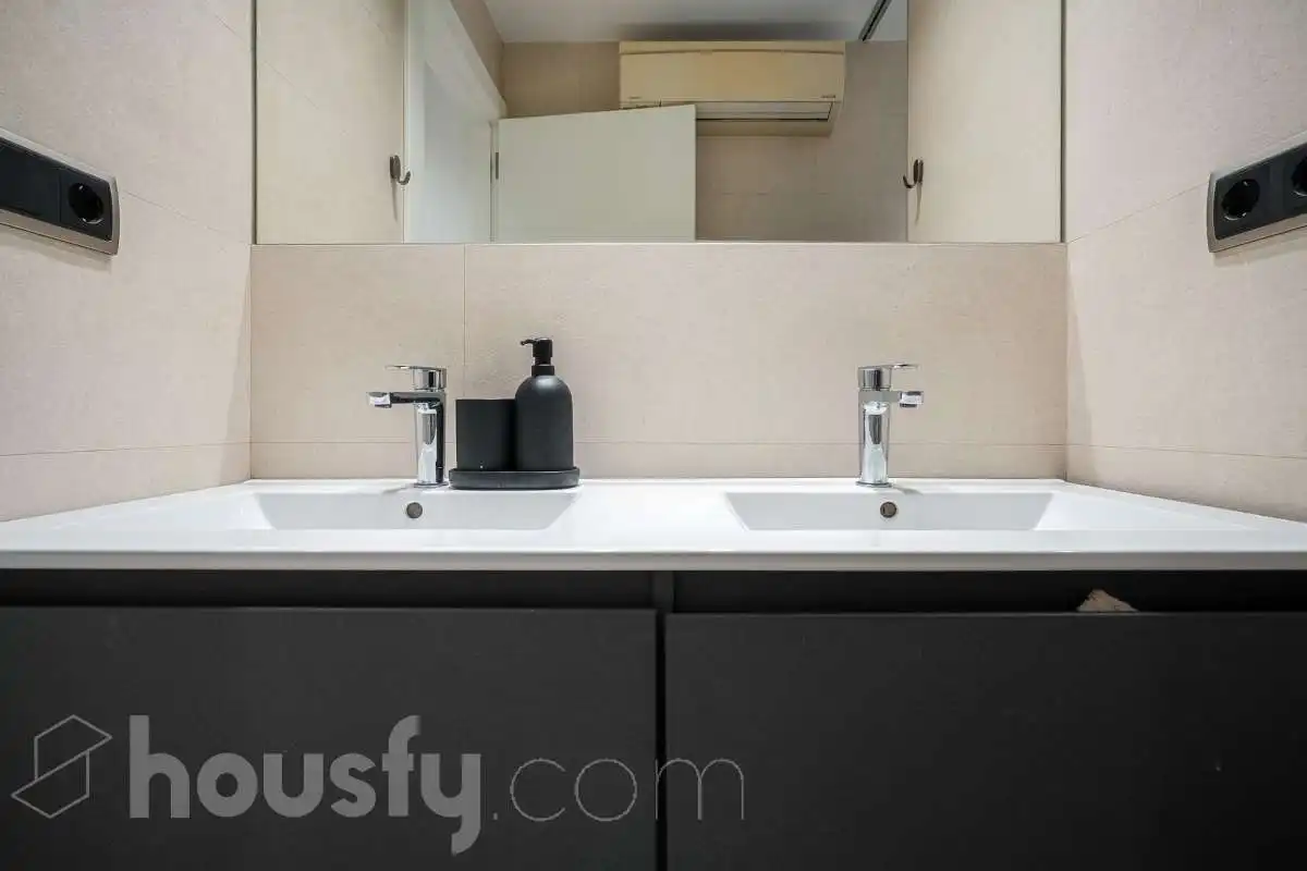 Bathroom of Duplexes for sale in Madrid  with Air Conditioner, Heating and Storage room