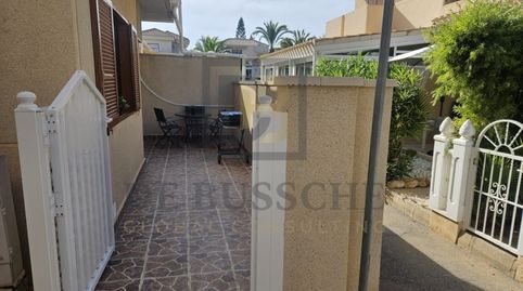Venta de planta baja en Orihuela Costa con patio privado y piscina comunitaria. Cerca de Zenia Boulevard., imatge 2