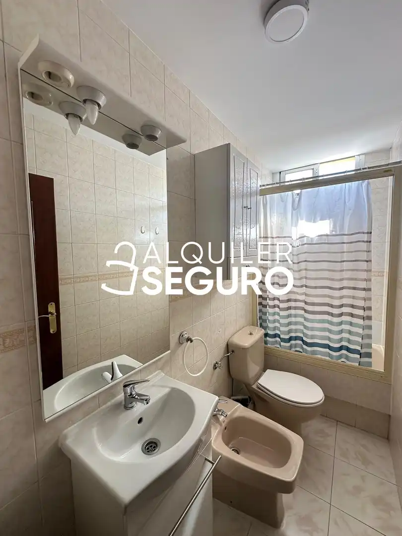 Bathroom of Flat for rent in Madrid  with Air Conditioner and Heating