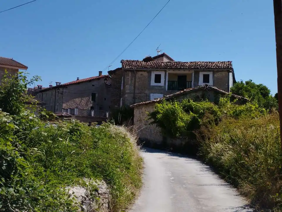 Außenansicht von Haus oder Chalet zum Verkauf in Valle de Tobalina mit Heizung und Privatgarten