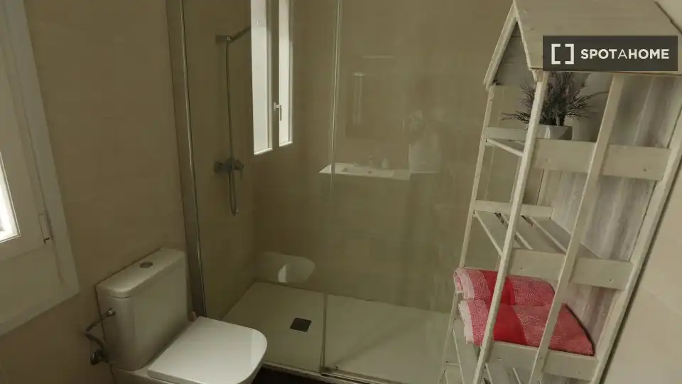Bathroom of Flat for share in Bilbao   with Air Conditioner, Heating and Terrace