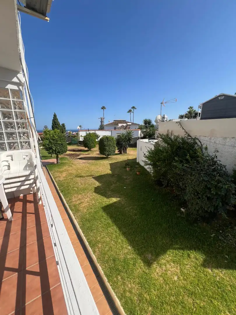 Außenansicht von Wohnung zum Verkauf in Benalmádena mit Klimaanlage, Privatgarten und Terrasse
