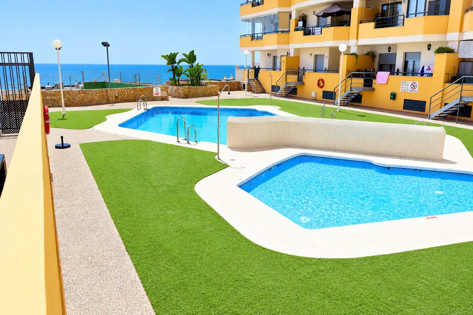 Dúplex con piscina en venta en Torrequebrada