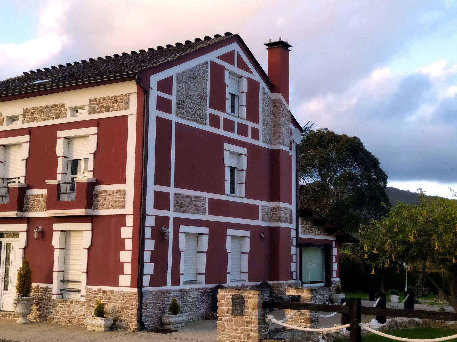 Vista exterior de Casa adosada en venda en Foz amb Calefacció, Jardí privat i Terrassa