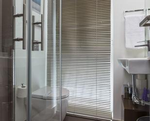 Bathroom of Flat to rent in Vigo   with Air Conditioner, Furnished and TV