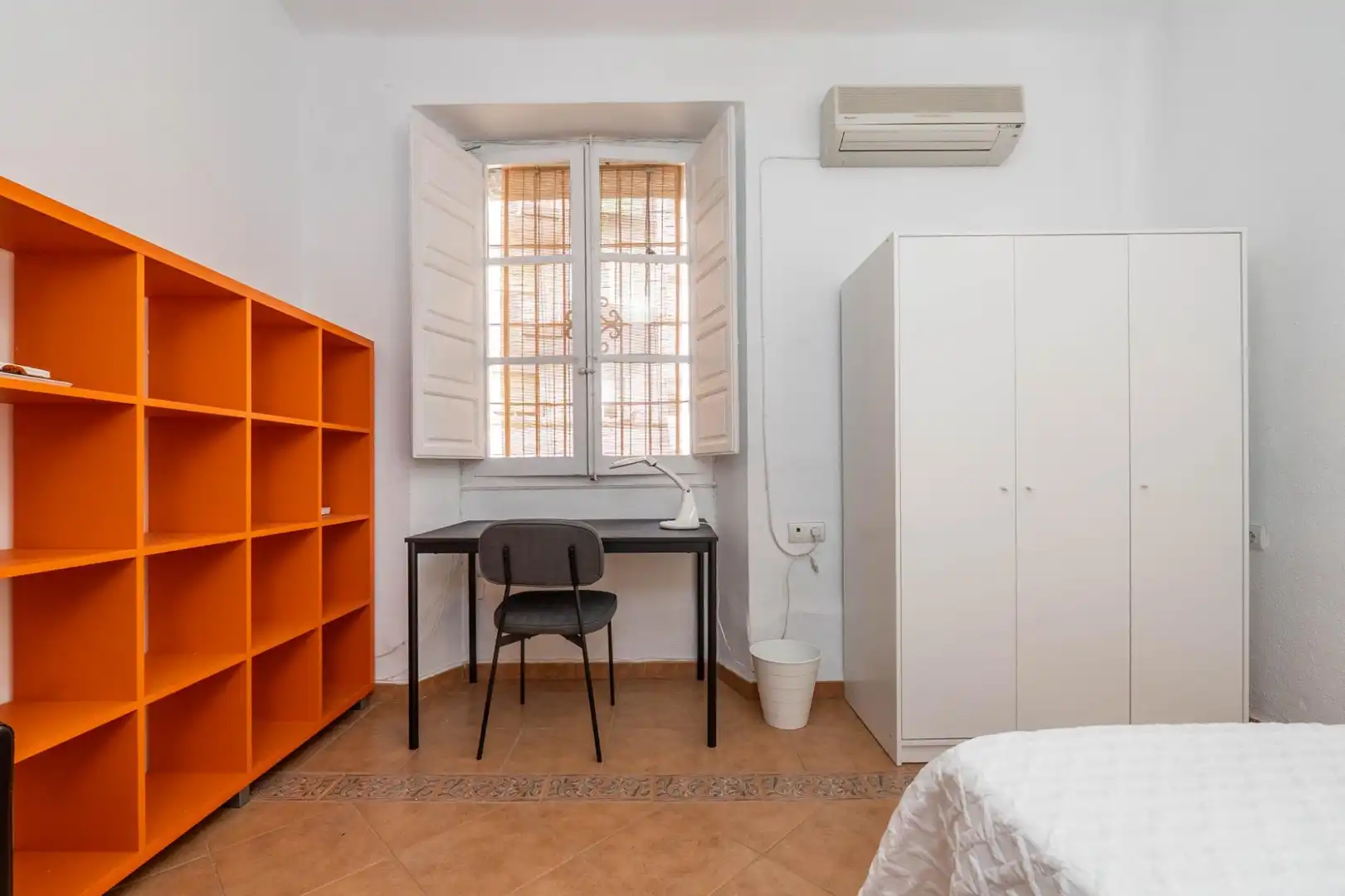 Habitación de Piso para compartir en Granada con Calefacción y Amueblado