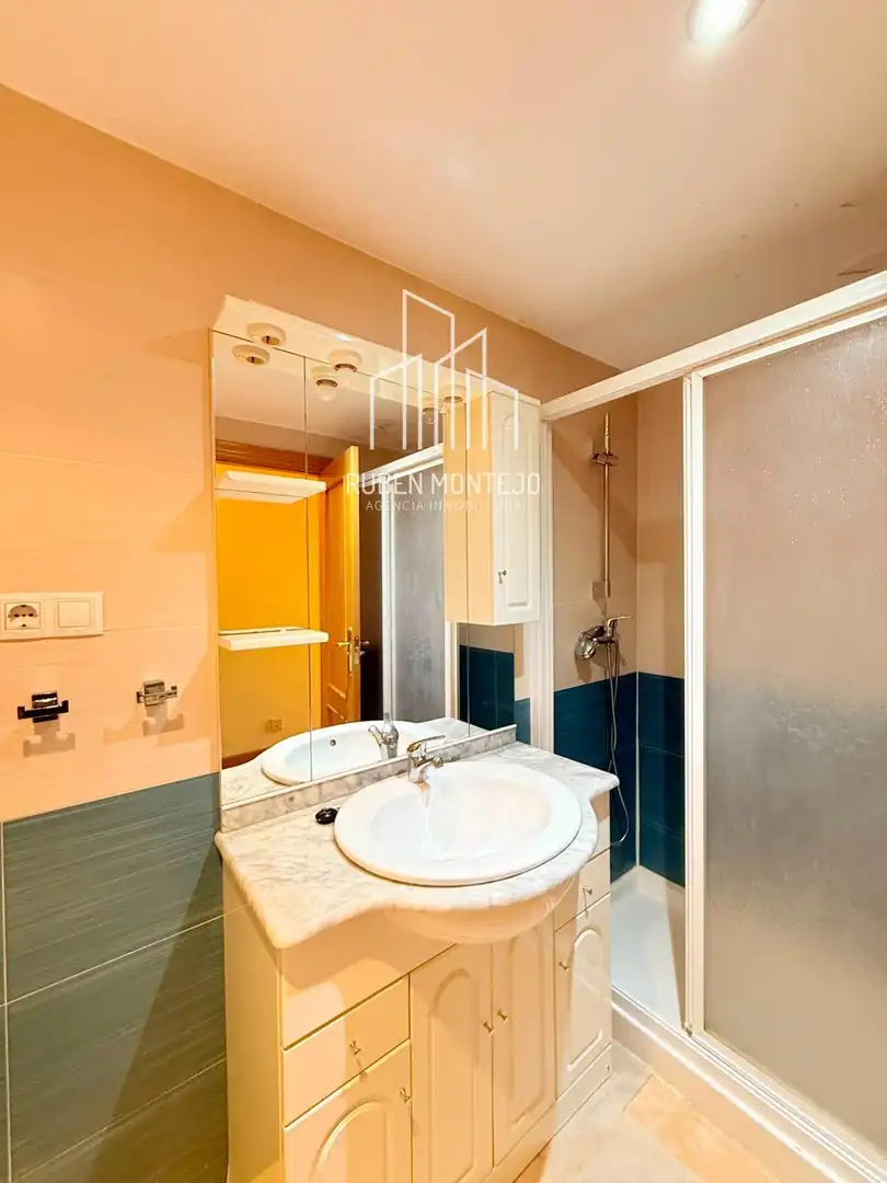 Baño de Piso de alquiler en Salamanca con Calefacción, Terraza y Horno