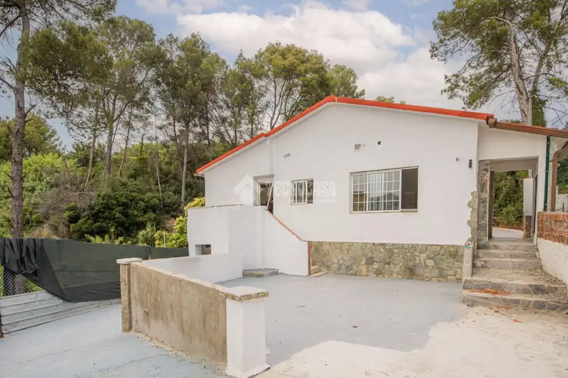 Vista exterior de Casa o xalet en venda en Rubí amb Aire condicionat i Terrassa