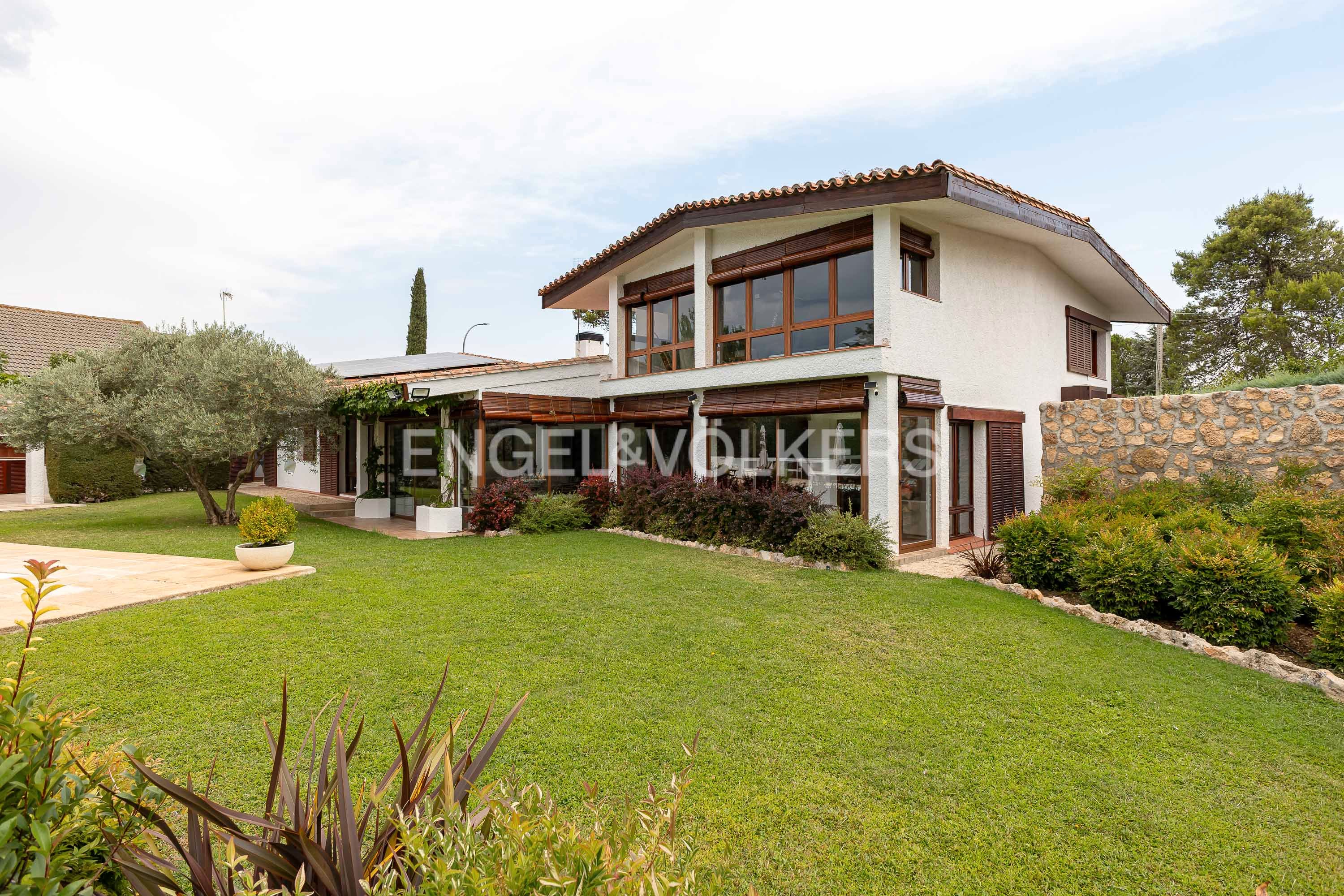 Vista exterior de Casa o xalet en venda en Nuevo Baztán amb Aire condicionat, Calefacció i Jardí privat