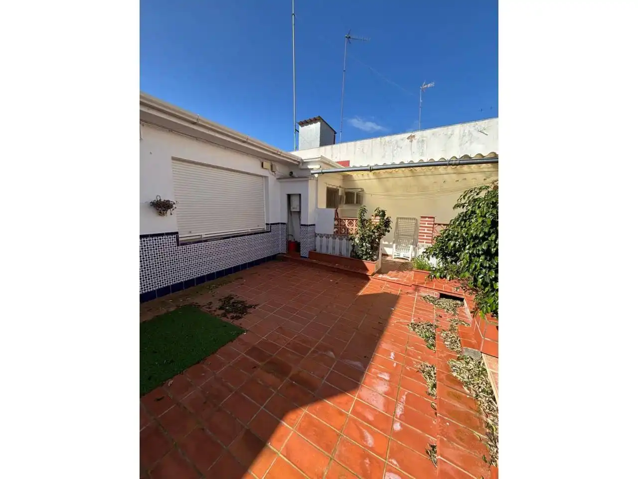 Vista exterior de Casa o xalet en venda en San Bartolomé de la Torre amb Terrassa