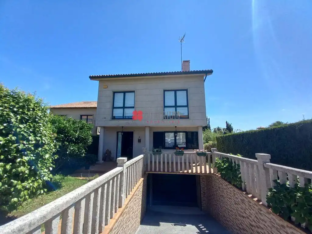 Vista exterior de Casa o chalet de alquiler en Santiago de Compostela  con Calefacción, Jardín privado y Trastero
