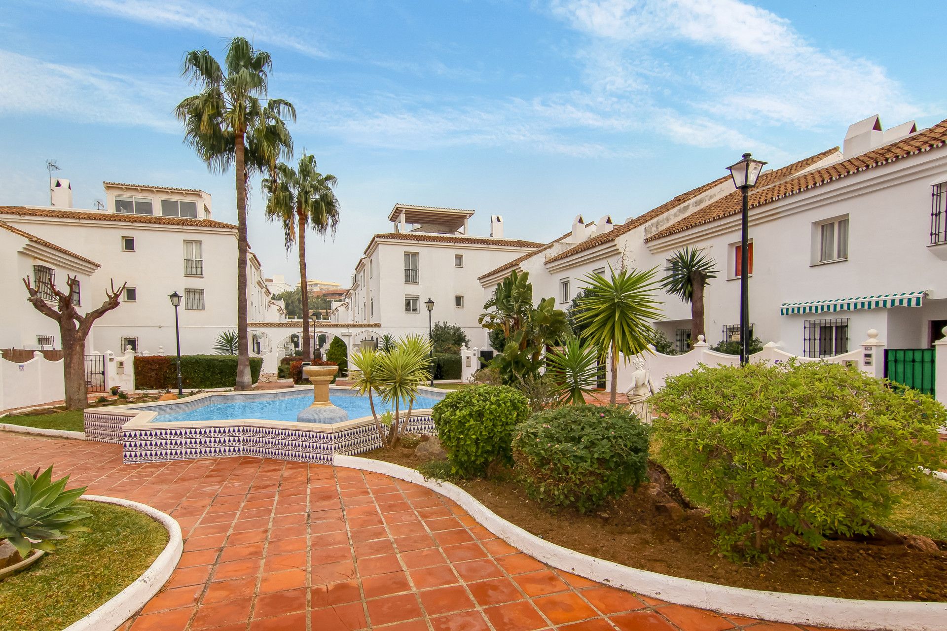 Vista exterior de Casa adosada en venda en Fuengirola amb Terrassa, Piscina i Piscina comunitària