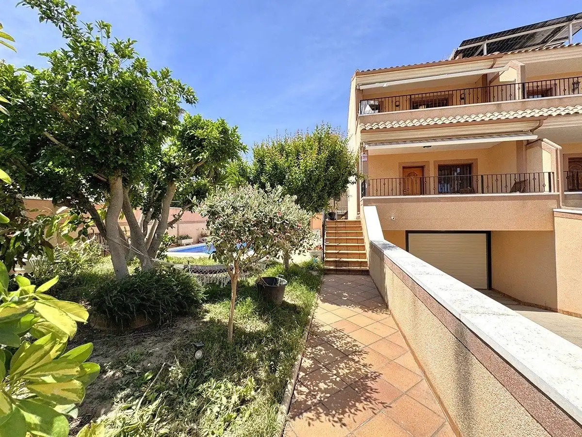 Adosado con piscina en venta en Los Balcones - Los Altos