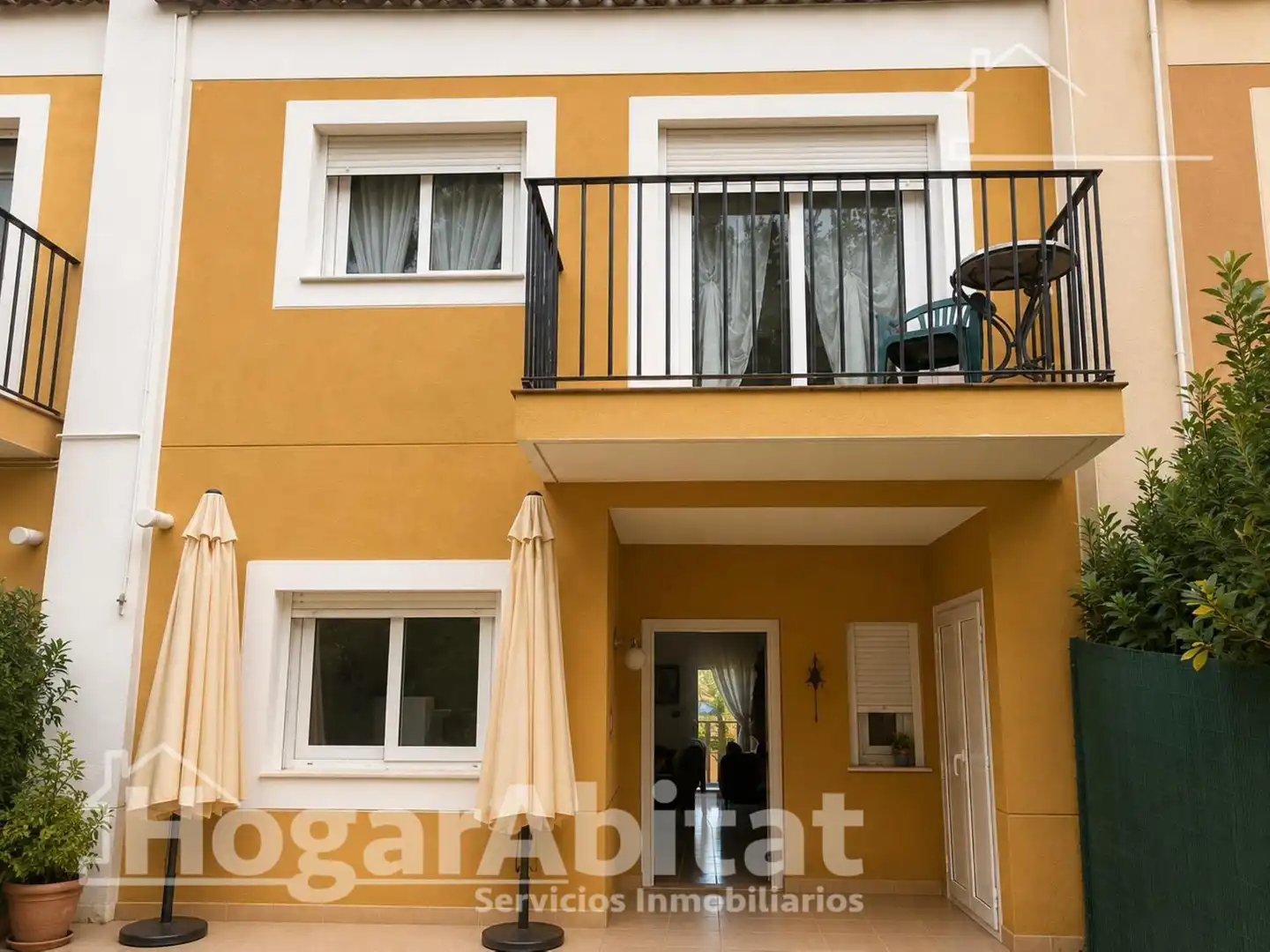 Vista exterior de Casa adosada en venta en Chiva con Calefacción, Terraza y Trastero