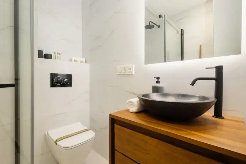 Badezimmer von Wohnungen zur Miete in Marbella mit Klimaanlage, Möbliert und Fernseher