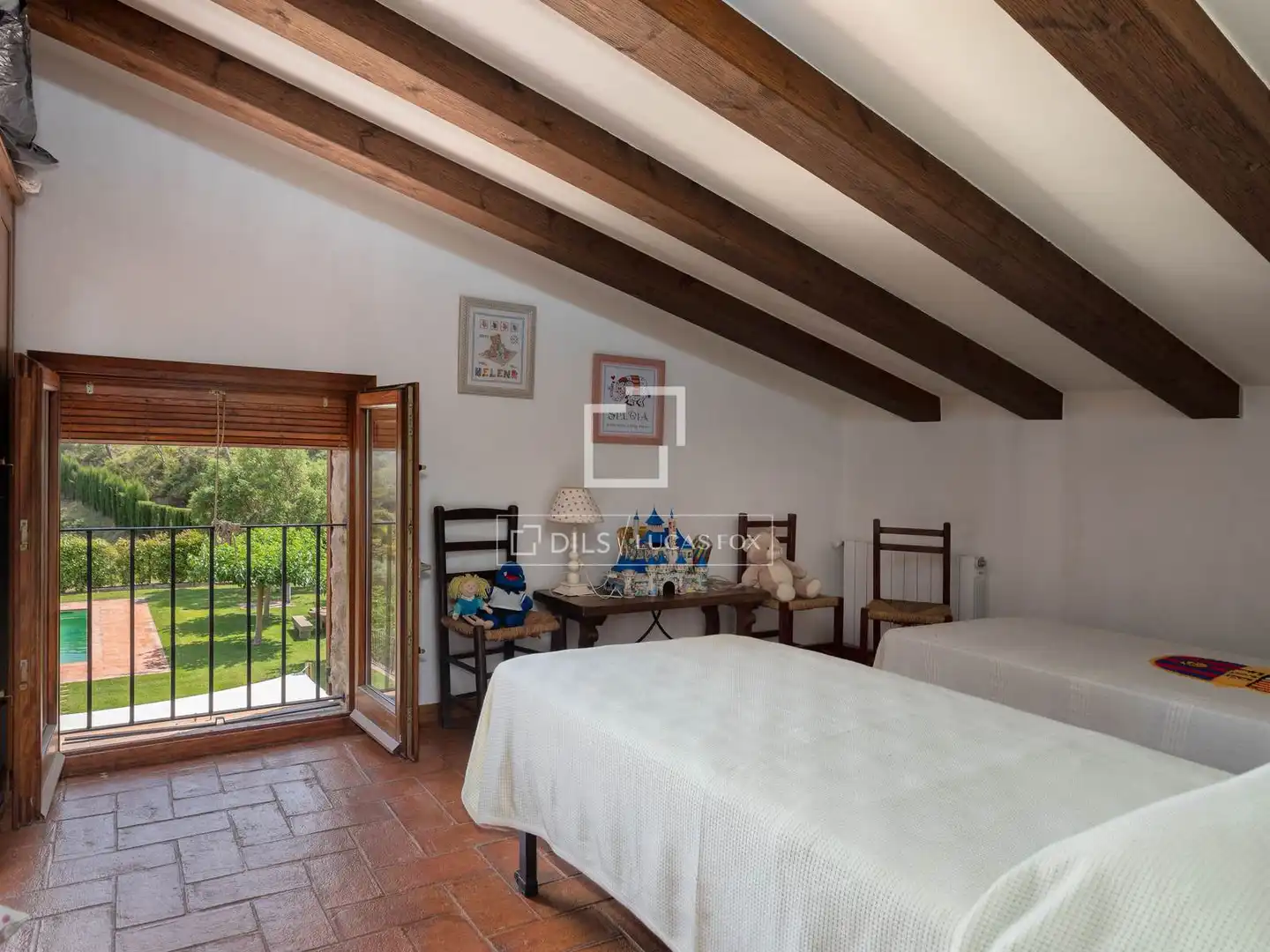 Dormitori de Finca rústica en venda en Lladó amb Aire condicionat, Calefacció i Jardí privat