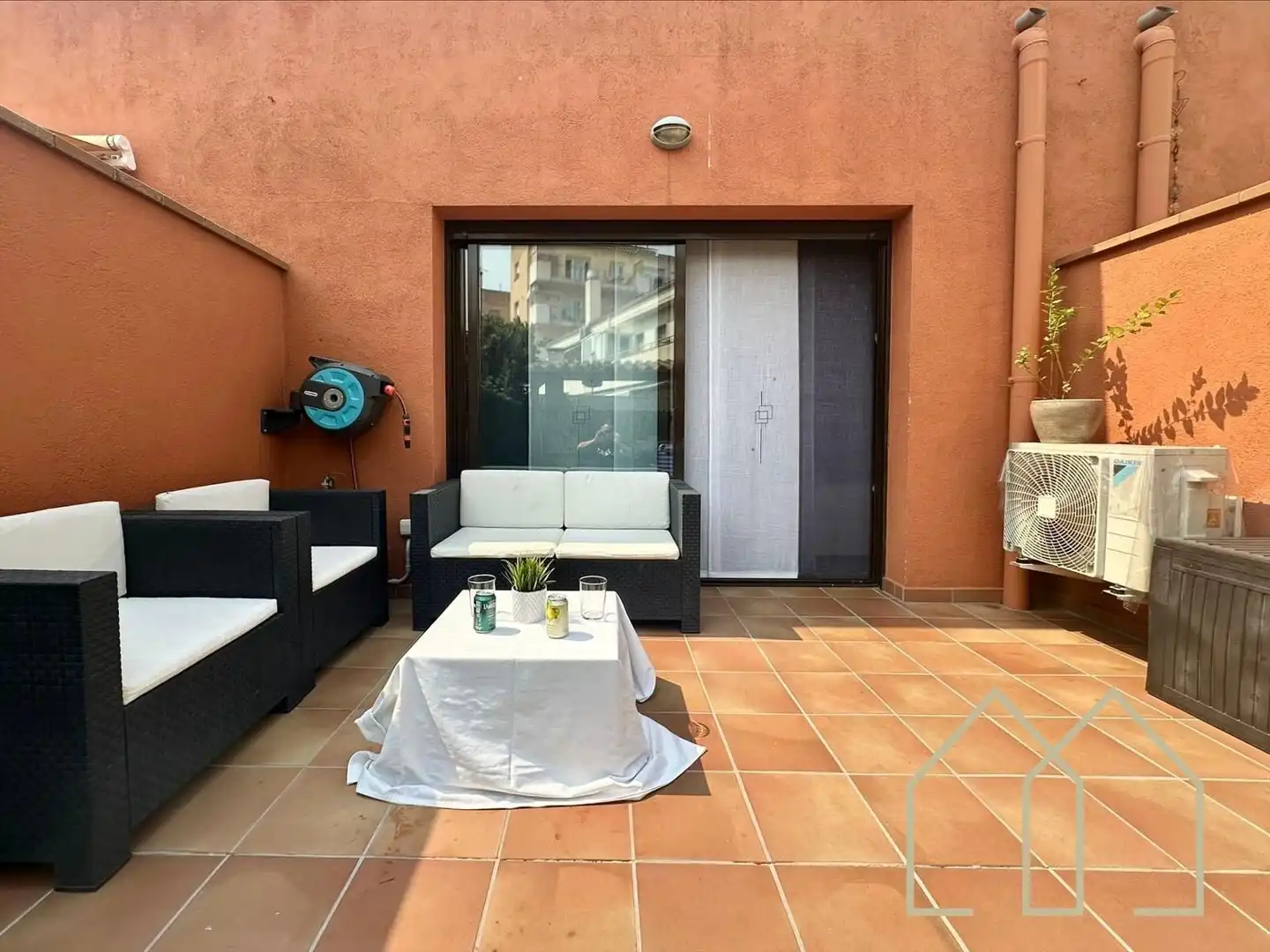 Terrasse von Einfamilien-Reihenhaus zum Verkauf in Caldes de Malavella mit Klimaanlage, Heizung und Privatgarten