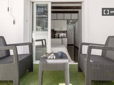Appartamento con balcone in affitto a Centro