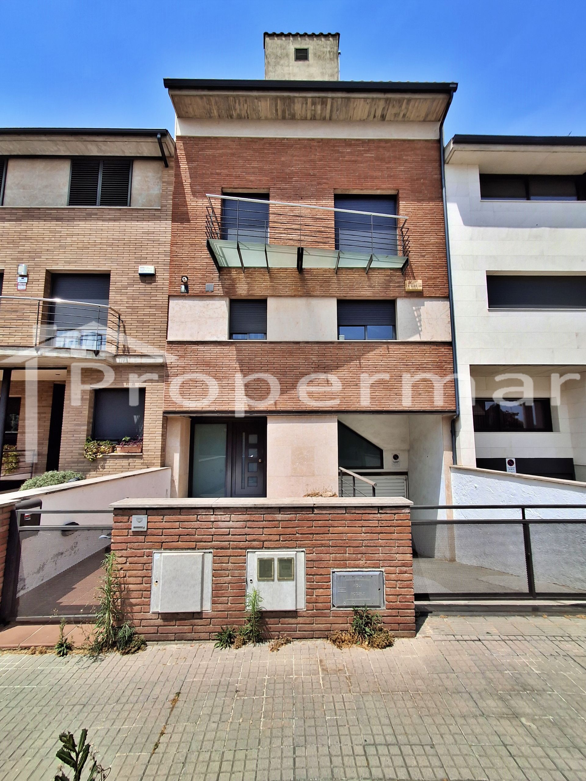 Vista exterior de Casa adosada en venda en Granollers amb Aire condicionat, Calefacció i Jardí privat