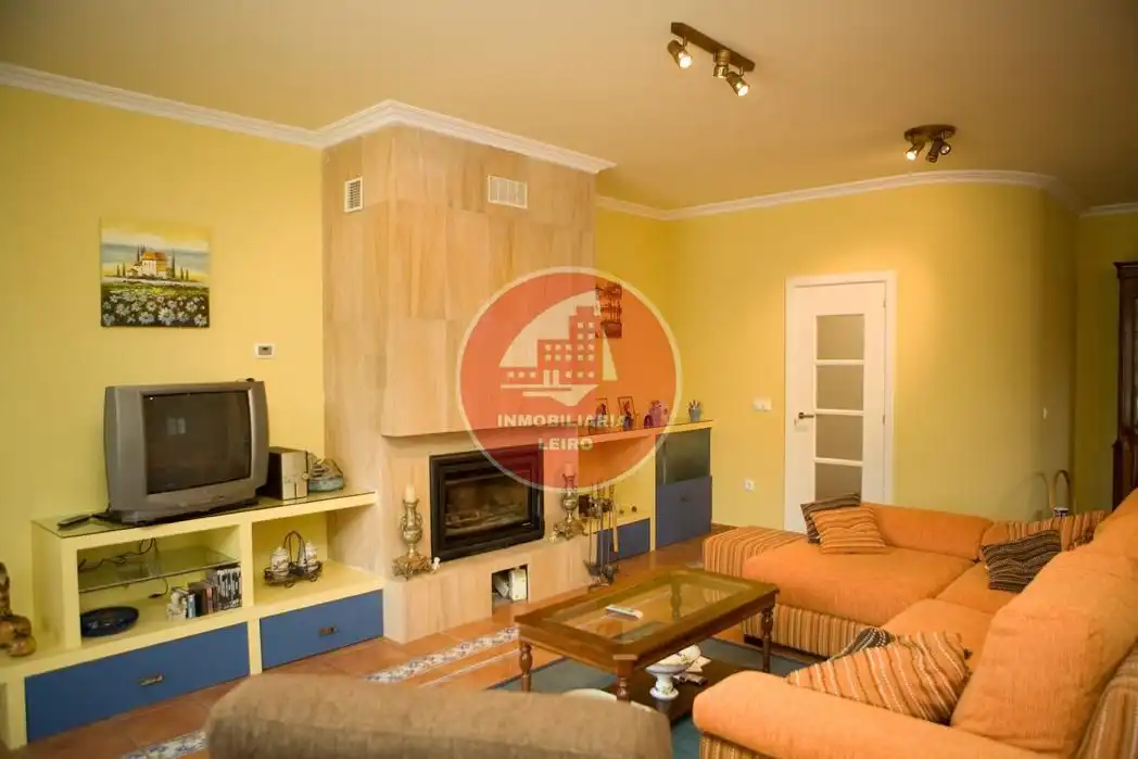 Sala d'estar de Casa o xalet en venda en Pontevedra Capital  amb Jardí privat, Terrassa i Moblat