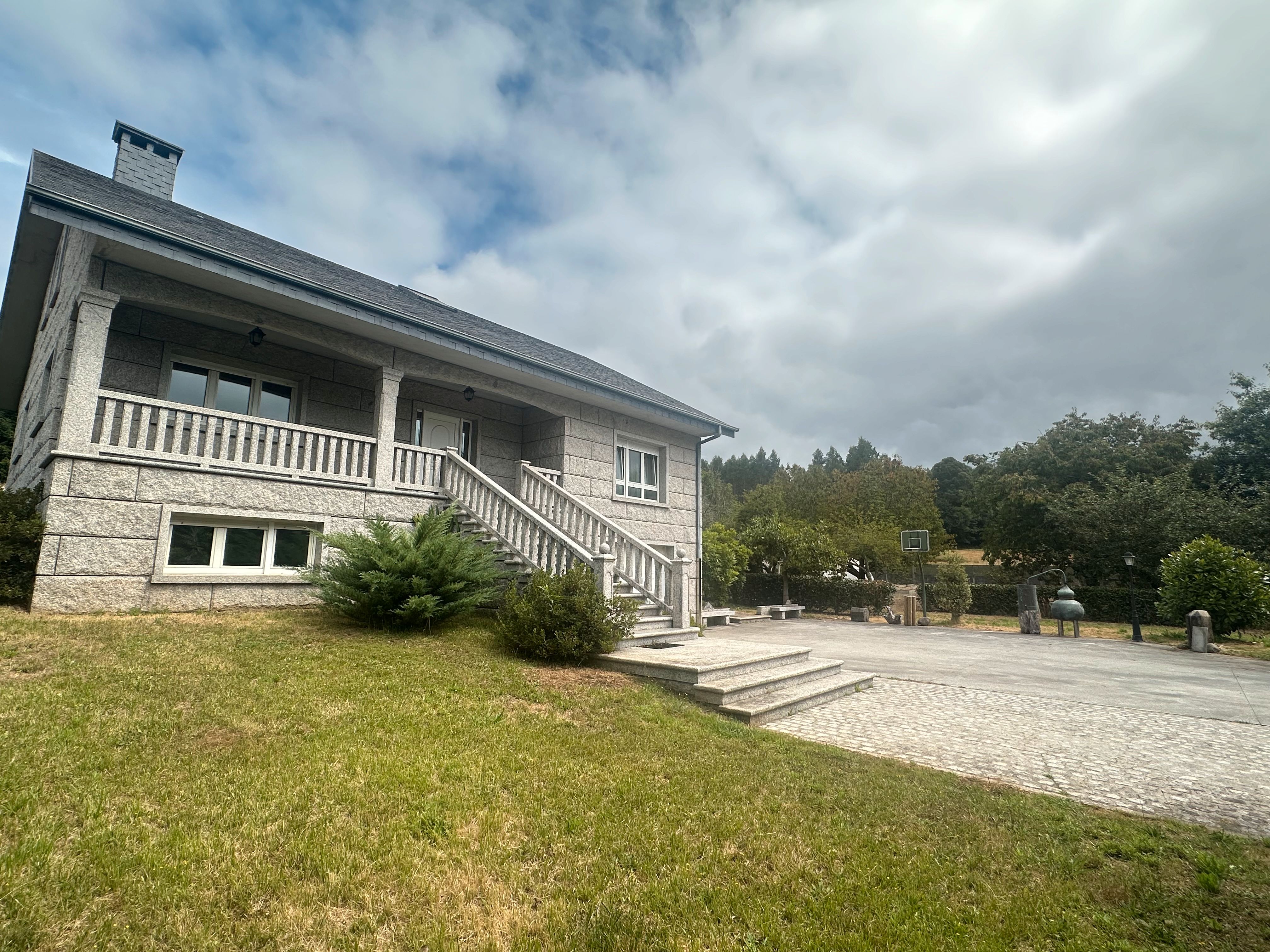 Vista exterior de Casa o xalet en venda en Santiago de Compostela  amb Calefacció, Jardí privat i Parquet