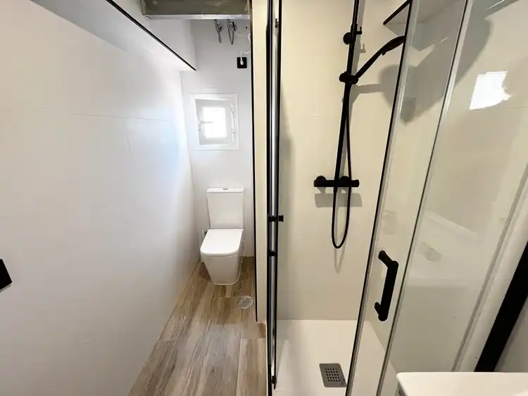 Baño de Estudio de alquiler en Madrid con Calefacción, Parquet y Amueblado