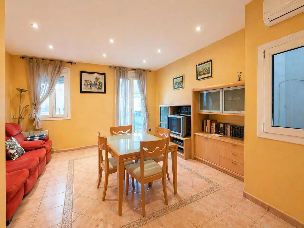 Menjador de Pis en venda en Cornellà de Llobregat amb Aire condicionat, Calefacció i Terrassa