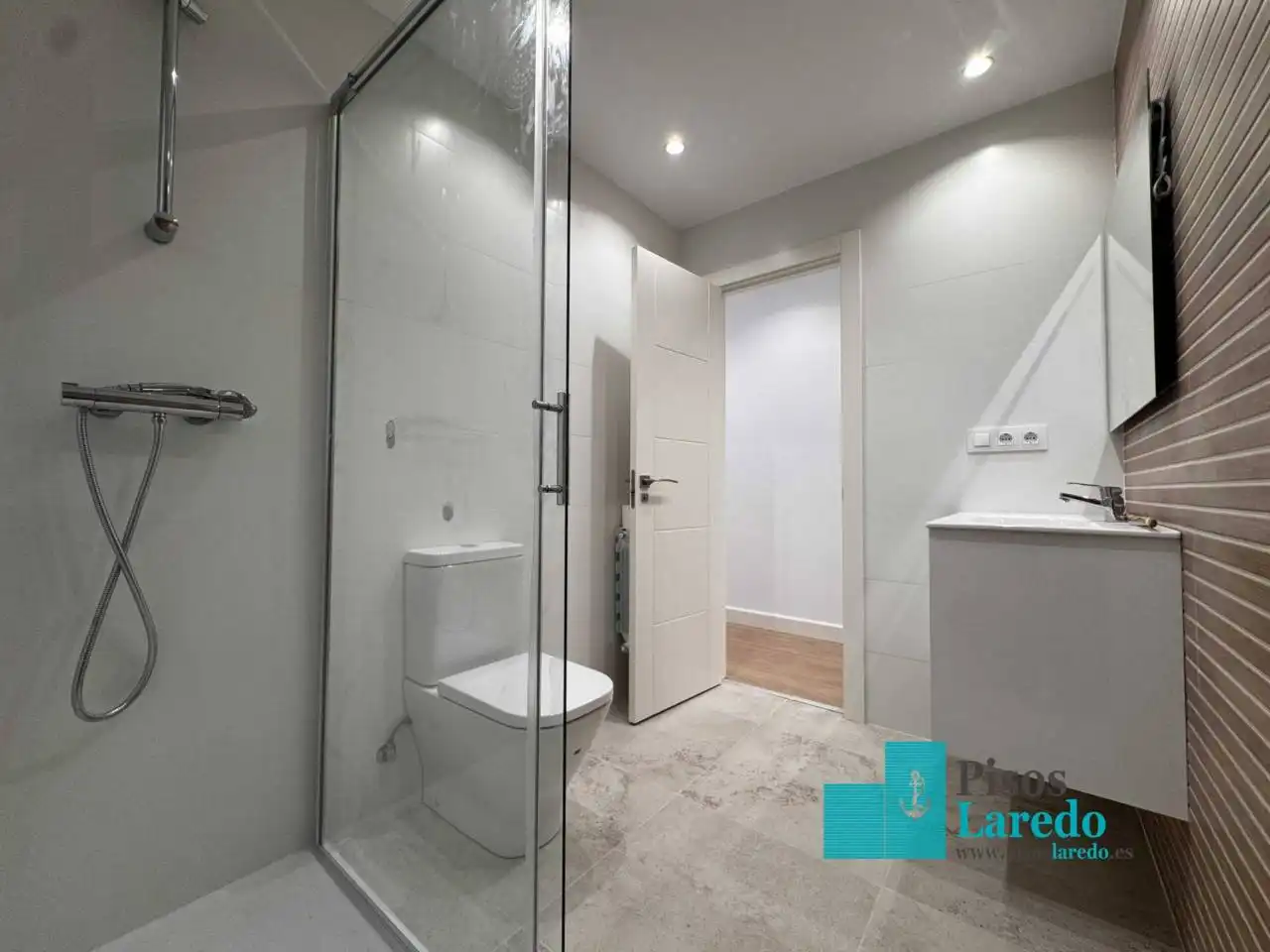 Badezimmer von Wohnung zum Verkauf in Laredo mit Heizung