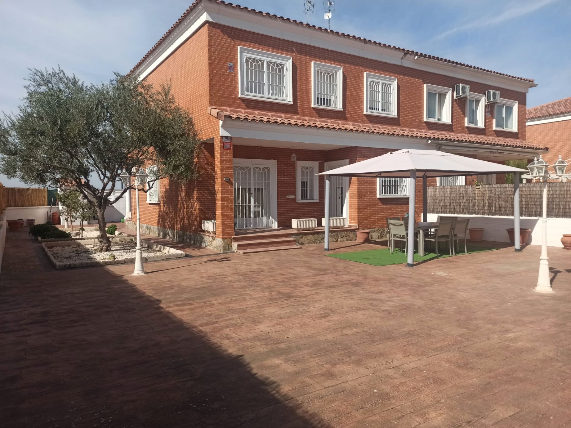 Jardí de Casa adosada en venda en Barcience amb Aire condicionat, Calefacció i Jardí privat