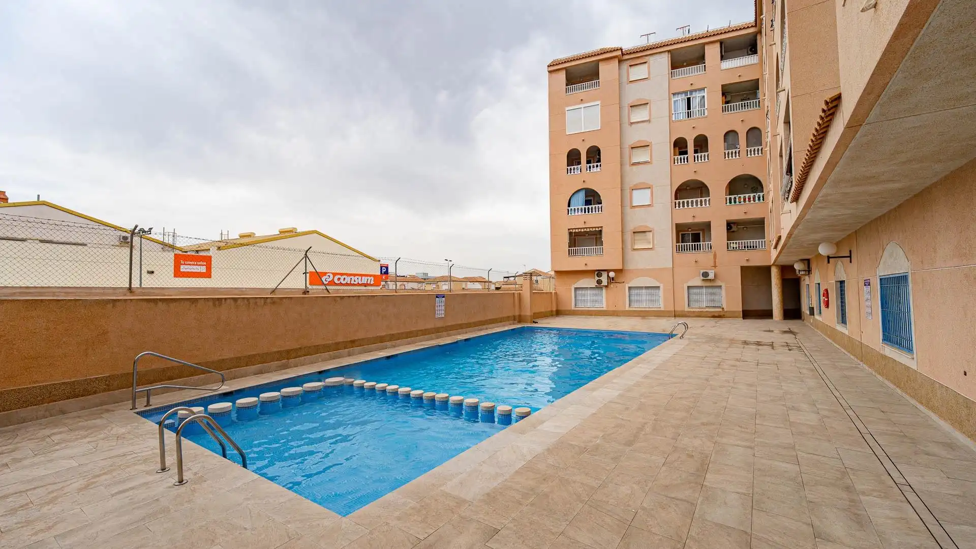 Schwimmbecken von Wohnungen zum Verkauf in Torrevieja mit Terrasse, Möbliert und Gemeinschaftspool