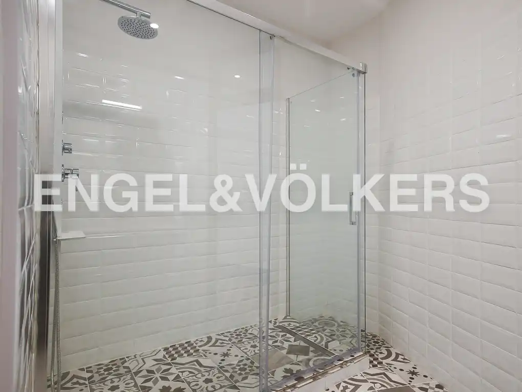 Bany de Apartament de lloguer en Valencia amb Aire condicionat, Calefacció i Moblat