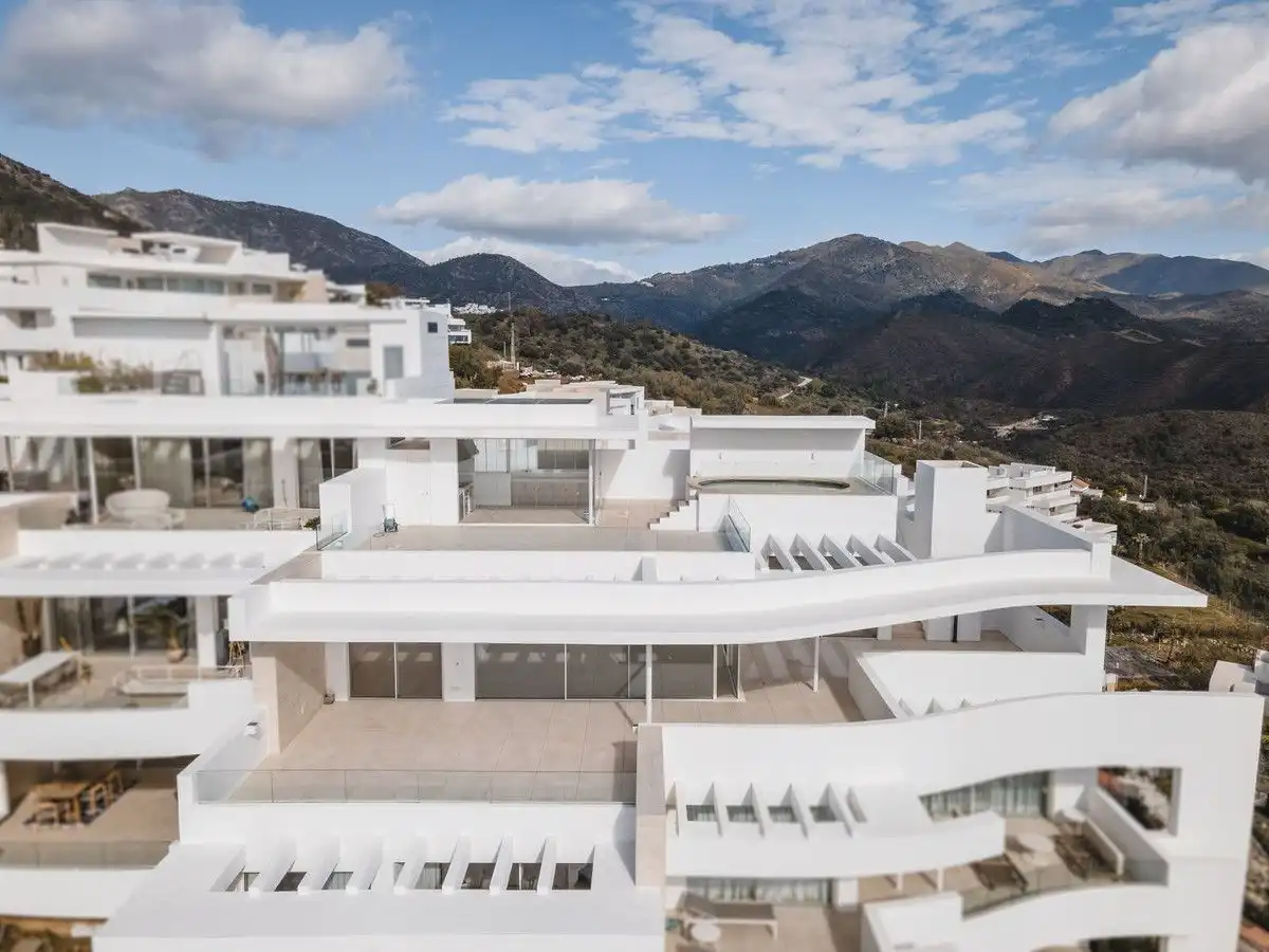 Vista exterior de Dúplex en venta en Marbella con Terraza y Piscina comunitaria