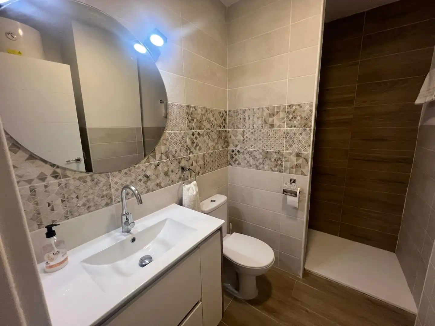 Bathroom of Flat for rent in Sevilla  with Air Conditioner and Furnished