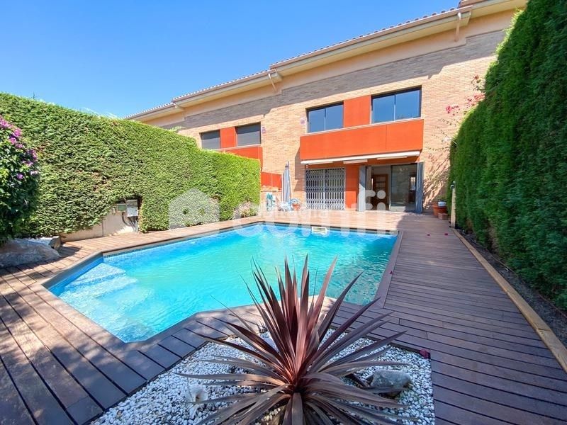 Casa adosada de lloguer a Ferran Fabra, Alella