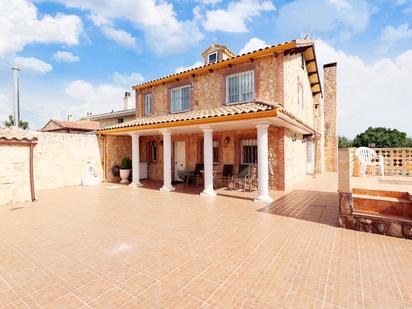 Vista exterior de Casa o xalet en venda en Mejorada del Campo amb Calefacció, Jardí privat i Piscina