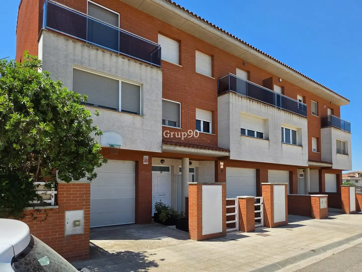 Vista exterior de Casa adosada en venda en Vilanova de Segrià, Lleida