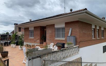 Vista exterior de Casa o xalet en venda en Sant Cugat del Vallès amb Terrassa, Piscina i Balcó