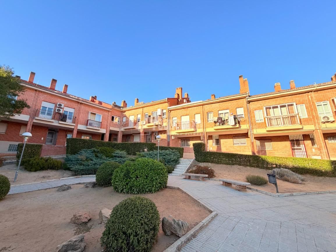 Vista exterior de Piso en venta en La Lastrilla  con Terraza