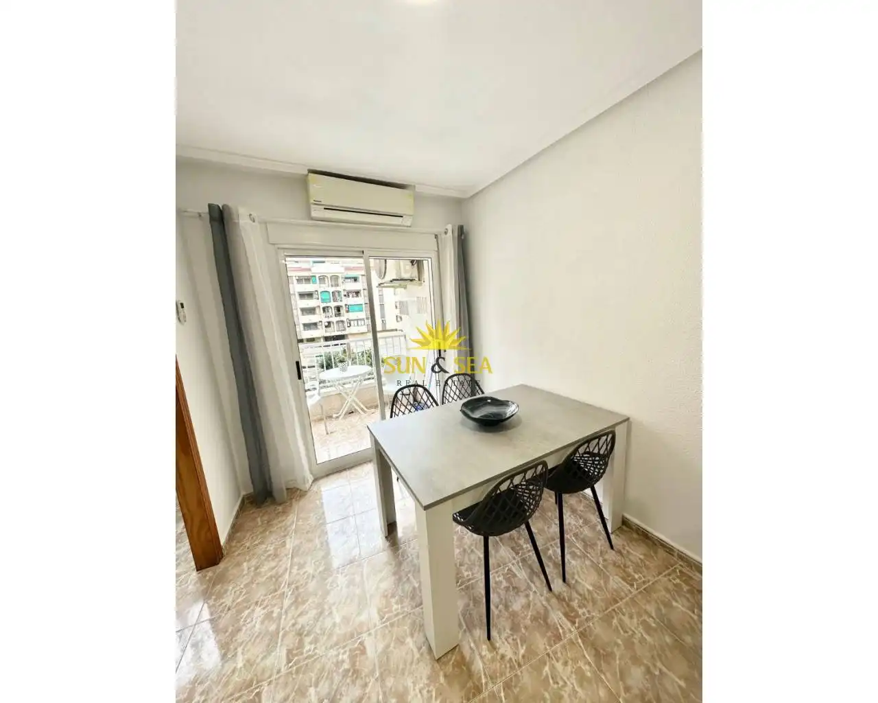 Vista exterior de Apartamento de alquiler en Torrevieja con Aire acondicionado, Calefacción y Amueblado