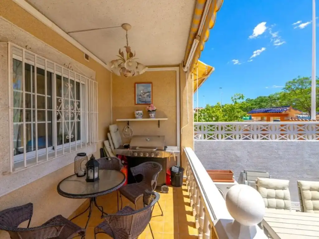 Terrasse von Einfamilien-Reihenhaus zum Verkauf in Torrevieja mit Klimaanlage, Privatgarten und Schwimmbad