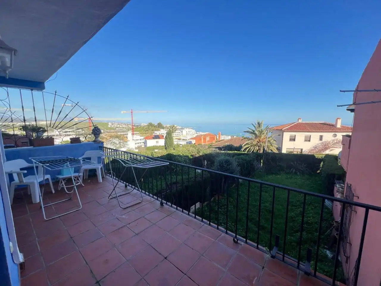 Vista exterior de Casa adosada en venda en Estepona amb Jardí privat, Terrassa i Moblat
