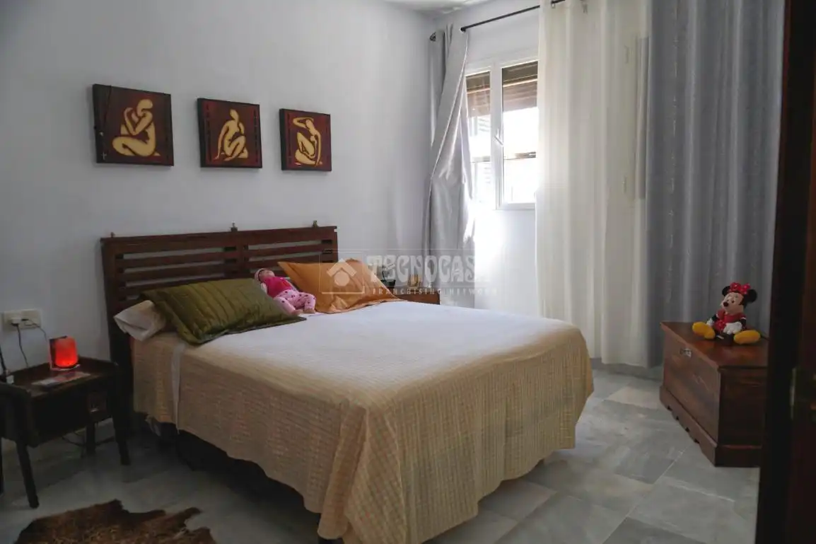 Dormitori de Casa adosada en venda en La Rinconada amb Aire condicionat i Parquet
