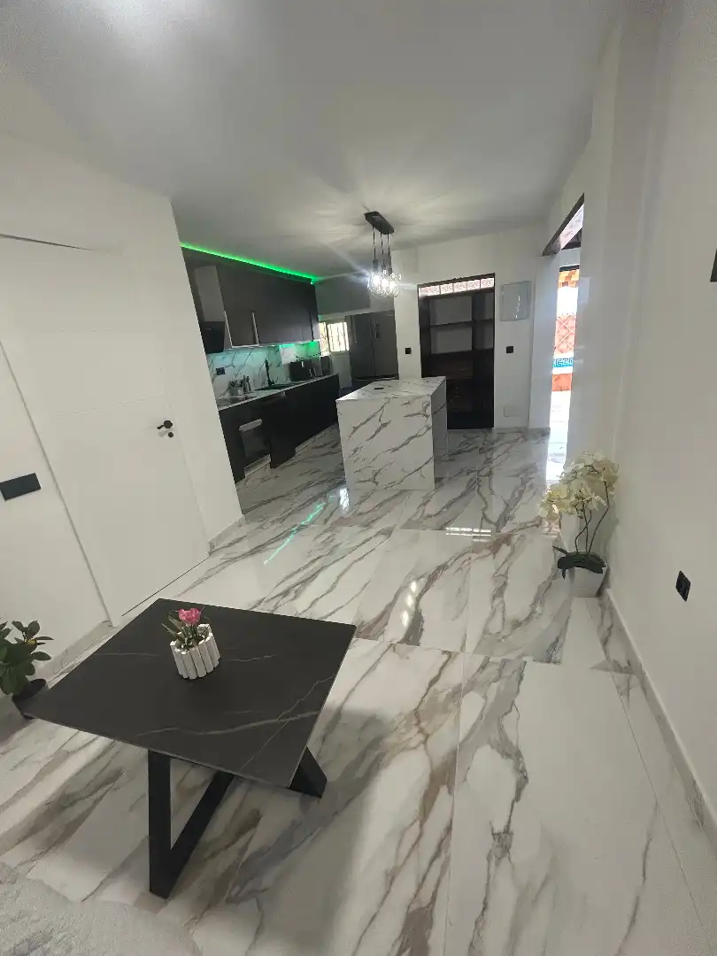 Cuina de Casa o xalet en venda en Alhaurín de la Torre amb Aire condicionat, Jardí privat i Terrassa