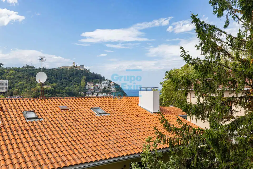 Vista exterior de Pis en venda en Donostia - San Sebastián  amb Calefacció, Jardí privat i Terrassa
