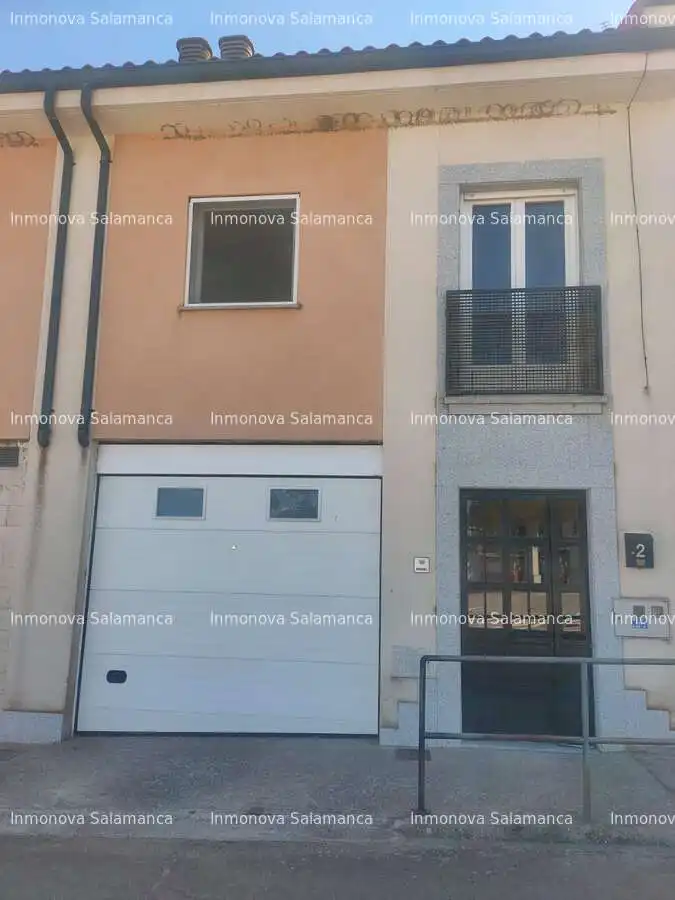 Vista exterior de Casa o chalet en venta en Vecinos con Calefacción, Terraza y Trastero