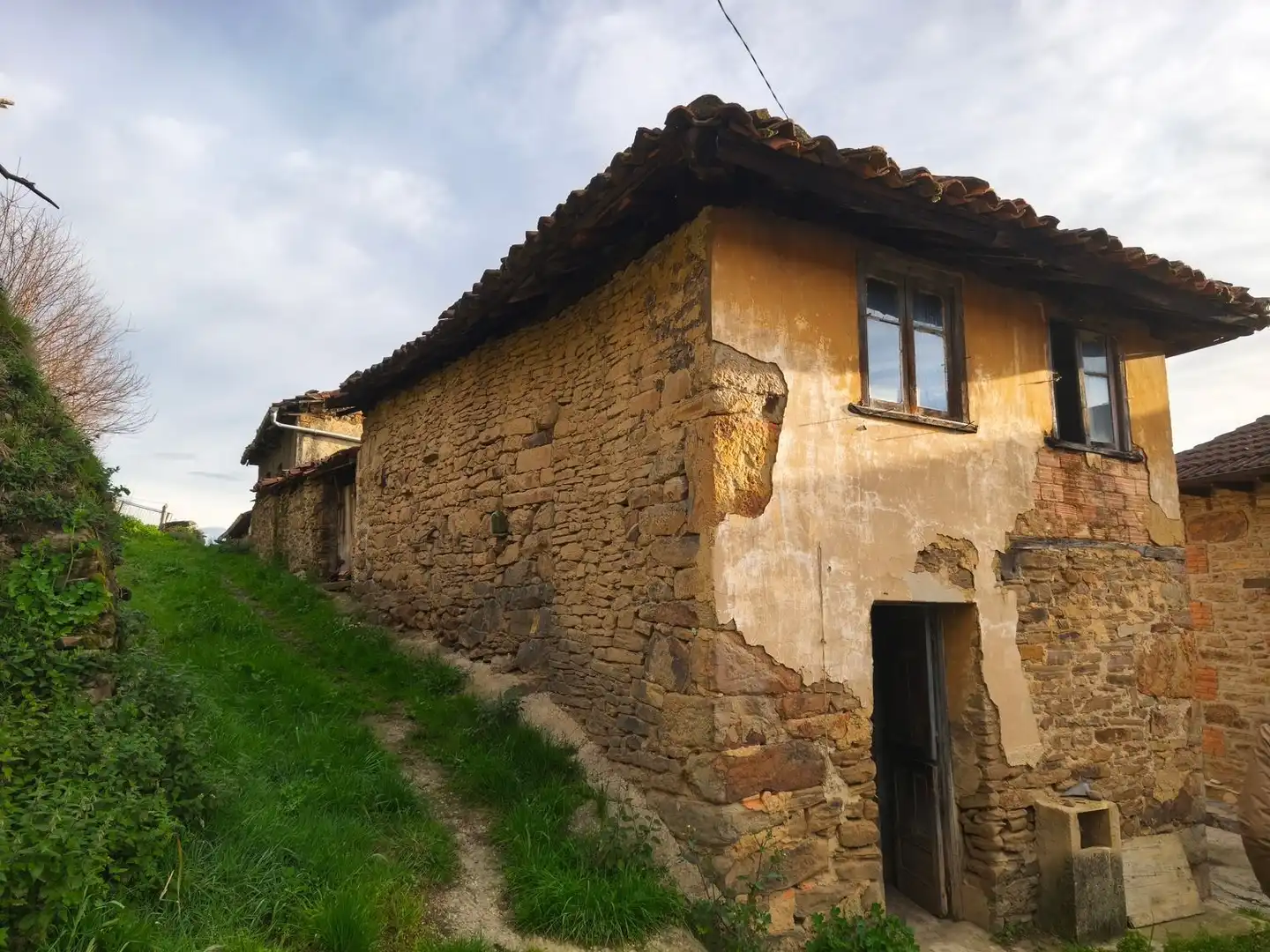 Vista exterior de Casa o xalet en venda en San Martín del Rey Aurelio amb Piscina